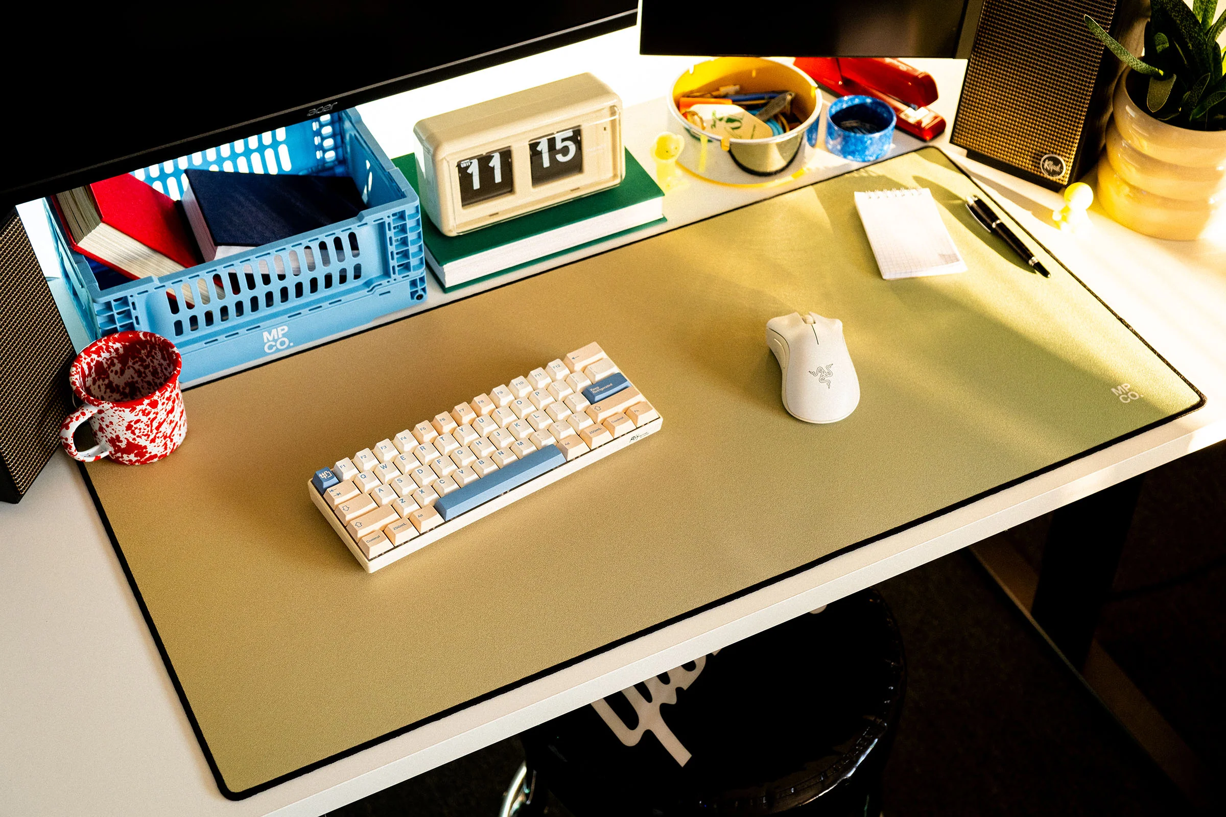 Soft mist gradient suggesting a gentle desk-based pause